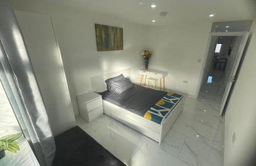 Newly built modern flat with free parking close to London Luton airport and L&D hospital - Photo 1