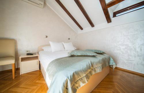 City Beach Villa with Pool and Sea View - Foto 18