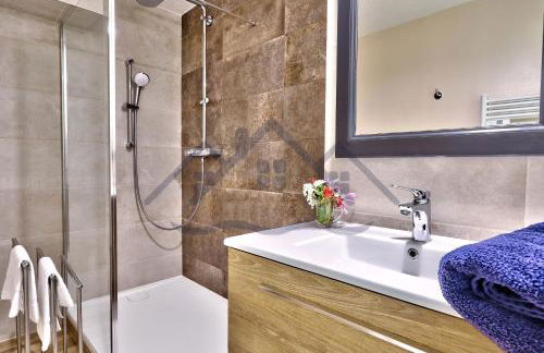 LocaLise - A05 - Plain-pied avec petite vue mer donnant sur la piscine et le jardin - Grande salle de bain - Wifi inclus - draps inclus - animaux bienvenus - parking gratuit - Foto 9