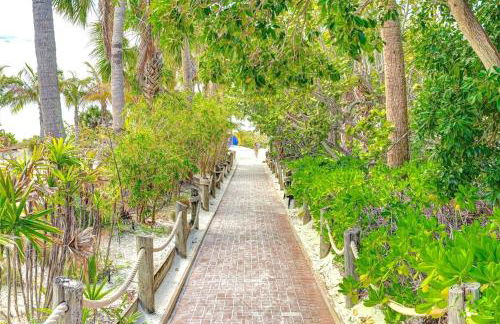 New! Remodeled, Pool-Side, 1-min to Beach Path! - Foto 27