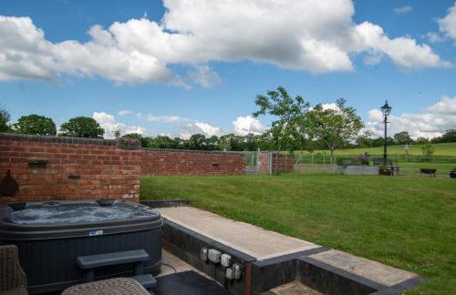 Coach House at Oaks Barn Farm Alcester with optional hire Salt water hot tub - Photo 4