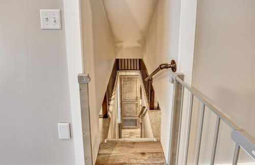 Walk to Lake Beaches Cabin with Patio in Belmont! - Foto 17