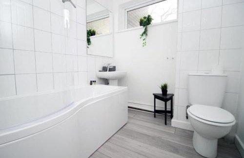 Peaceful 3 Bed Flat with Parking and Balcony by CTO Serviced Apartments - Foto 4