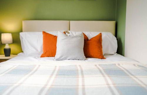 Cheerful 3 bedroom home with parking near Chester - Photo 11