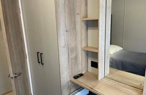 Chichester Lakeside Holiday Park Lakefront Lodge - Foto 32