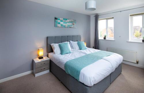 Modern and Spacious Home From Home 1 mile from M1 - with Netflix, Prime Video, PS5, free parking, superfast WiFi, BBQ - Sleeps 11 - By Brightleap Apartments - Foto 25