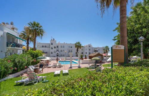 Elegant Flat with Pool & Balcony by HostWise - Foto 19