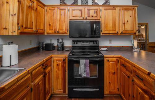 Riverfront Little Red Cabin, Hot Tub, World-class Trout Fishing, Views & Boat Access - Photo 9