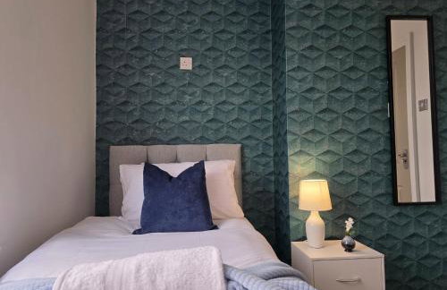 Anfield 4 min walk Sleeps 7 4BR 5Bed 3Bathrooms - Photo 49