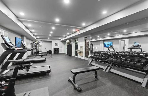 Penthouse Luxury with Pool Patio and City View plus Walk to Broadway - Foto 46