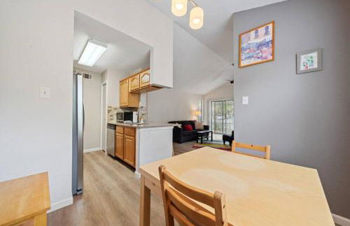 Central Condo 1BR 1BA, Private Patio and Fenced Yard w Parking by Austin Vacay - Foto 13