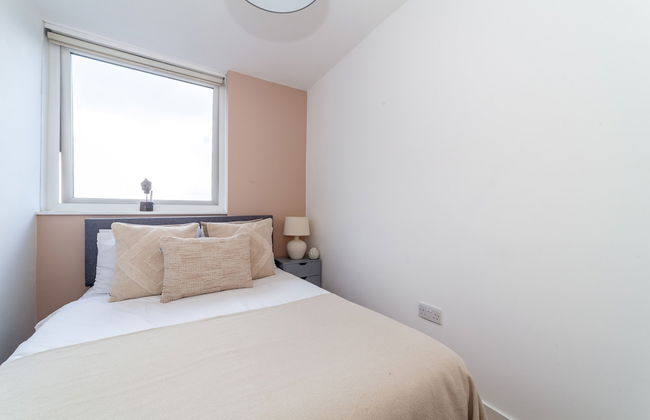 High-End 2 Bed Flat near Westfield London - Photo 13