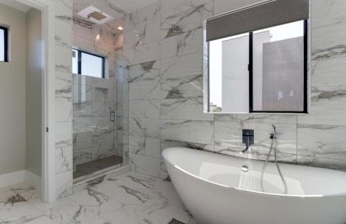 Modern 5 Bedroom Masterpiece With Rooftop Deck - Photo 30