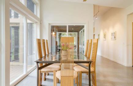 Secluded Modern Enclosed Patio Forest Views Woodland Zen by AvantStay - Foto 8