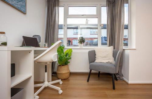 Doctors Lane- Modern 3 Bedroom Contractor Family House With Parking - Photo 17