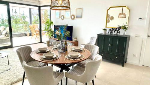 Luxury 3 Bedroom Apartment 300m from the Beach - Photo 4