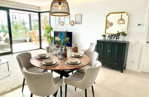 Luxury 3 Bedroom Apartment 300m from the Beach - Photo 4