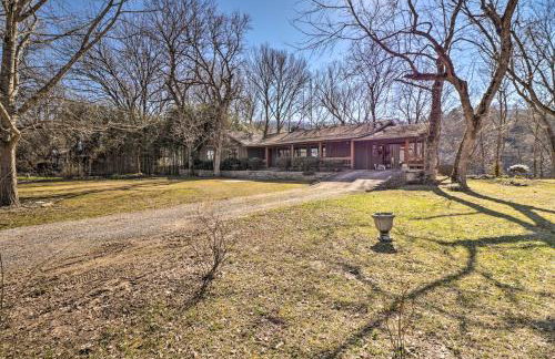 Renovated Riverfront Retreat with Deck and Grill! - Foto 28