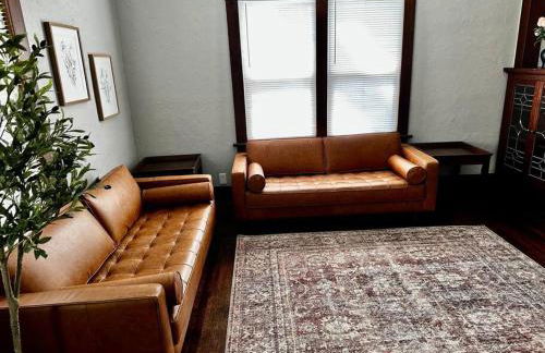 Mrs. Hughes Cottage - 2 bedroom House w/ parking - Foto 4