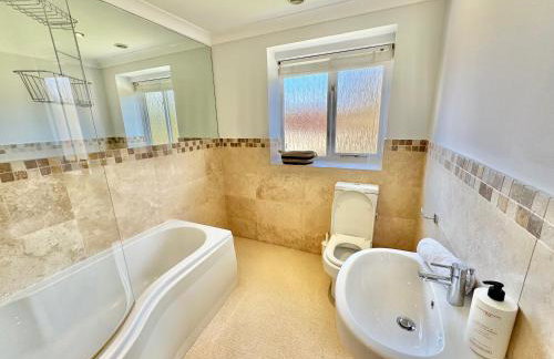 Stunning 7 Bedroom Escape Near New Forest and Beach - Large Garden - Serene Setting - Sleeps 14 - Foto 57