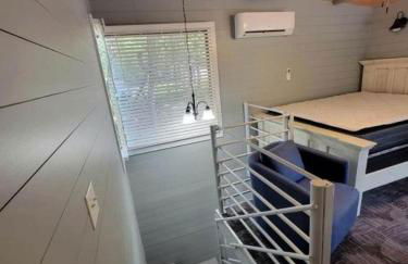 Romantic Glamping Getaway Perfect for Quality Time with Your Partner: Cute Tiny House near Owensville, Missouri - Foto 16