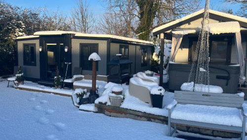 Sunset Retreat Cabin, Private Hot Tub with Mini Cinema Projector & Garden views - Foto 4