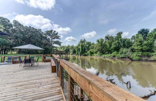 The San Bernard River waterfront provides private access to a spa, boat ramp, and jet skiing - Photo 22