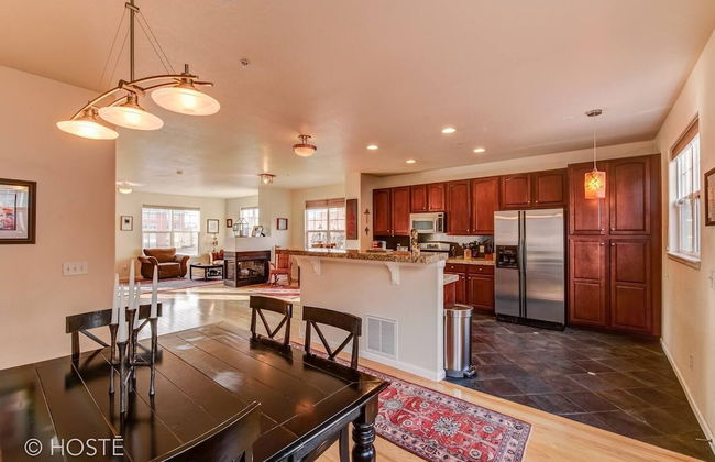 3BR Downtown Townhome /w Stunning Balcony Views! - Photo 15