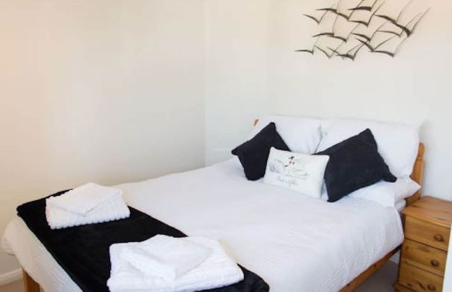 Host Stay Quayside Cottage - Photo 3