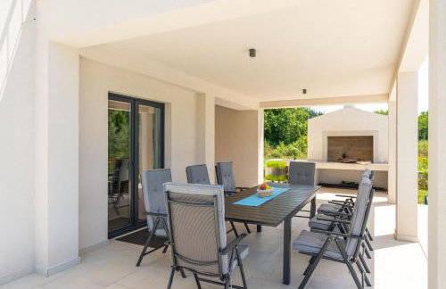 Green & Blue Five Bedroom Villa with Private Pool and Complete Privacy - Photo 7