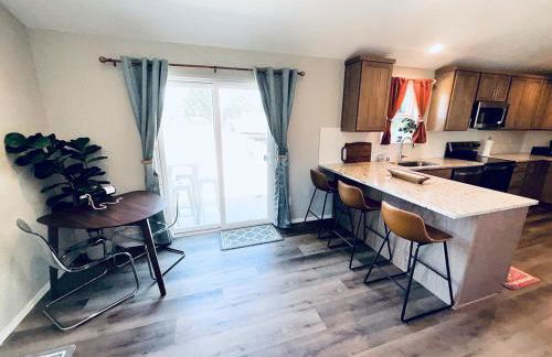 Colorful Comfort 3 Bedroom Home with Fenced yard - Foto 40