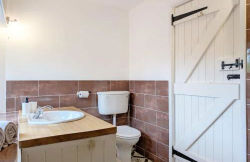 Shires Barn Farmhouse - Westbourne - Photo 69