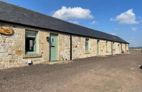 Distillers Cottage, Peaceful rural retreat in Lanarkshire, onsite craft distillery, hot tub, bbq hut, central for exploring Scotland - Photo 2
