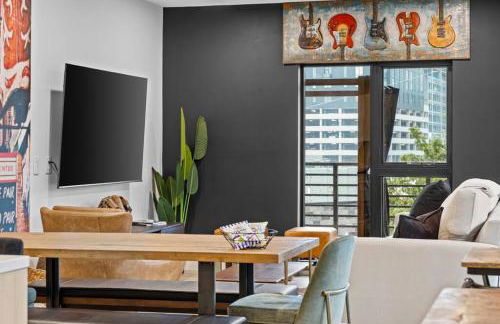 Skyline View, Pool, Gym, Balcony's, Walk to BWay! - Foto 21