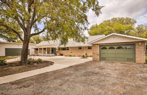 Riverfront Family Home Yard, Orchard, Dock! - Foto 32