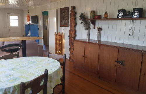 CASA FULL, CENTRO, 130m quadrados, 9 Pessoas, Wi-Fi, 3 Qtos, Churrasqueira e Apetrechos, Cozinha-Sala Integrados, 2 Banheiros, Varanda e Jardim, Garagem Coberta, Estac Interno 3 Carros, Lareira de Alta Performance e Fogão de Ferro, Área nos Fundos - Foto 15