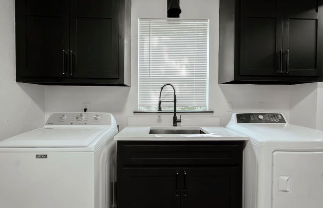 Cozy 6BR Home Near Plaza Dist -sleeps 15 - Photo 60