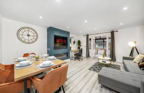 Luxury House with Pool Table, Sky TV, Netflix, Fast Wifi, Garden & Free Parking by Yoko Property - Photo 12