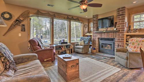 Secluded Birnamwood Cottage with Deck and River Views! - Foto 2