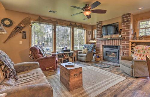 Secluded Birnamwood Cottage with Deck and River Views! - Foto 2