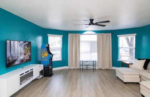 3BR Disney Home with Pool , Arcade and Hot Tub - Photo 30