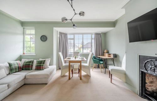 Surrey's Charming Modern Maisonette with Parking - Pass the Keys - Foto 16