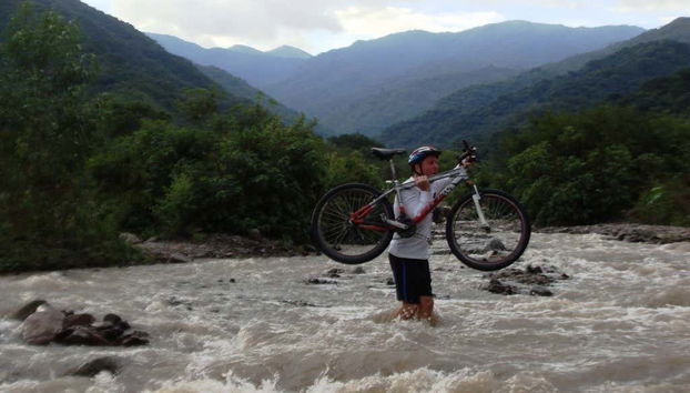 Atravessando um rio com a bicicleta