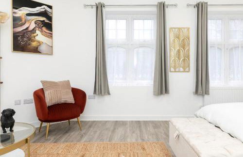 Modern Flat with Parking, 5 Mins to Tube - Photo 13