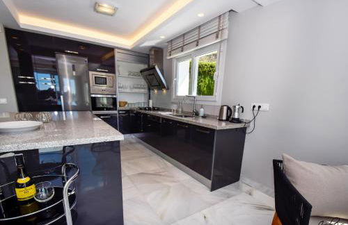 Exquisite and Modern villa near beach with Heated pool! - Foto 31