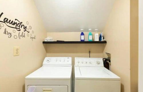 Lrge 5 BR 9 Beds Near DC-Pool, Hot Tub, Gym, Game Rm, Fire Pit - Foto 41