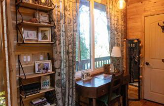 Luxurious European Chalet in the Forest with Riverview - Foto 3