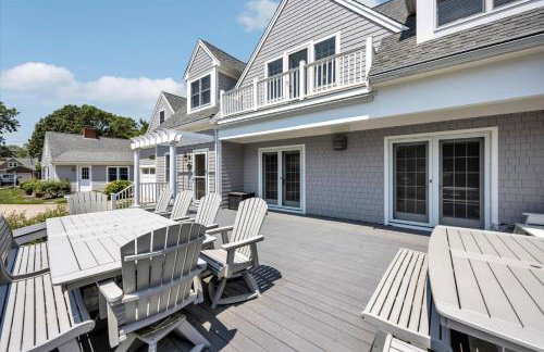 Stay 1 Block from Ocean at 7-Bed Retreat with Yard, Deck and Game Room, Host Up to 22 Across 16 Beds, Gas Fireplace, Gas Grill, Ample Parking, Walk to Menauhant Beach, Perfect for Family Getaway, 24 Hr Hospitality - Foto 24