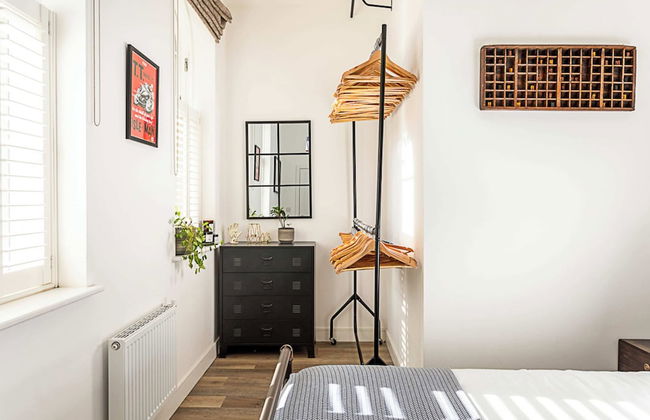 Contemporary Victorian Studio - Photo 3