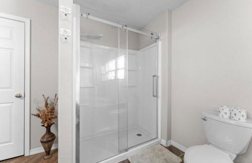 Lakefront Retreat with Deck, Movie Room and Yard - Foto 47